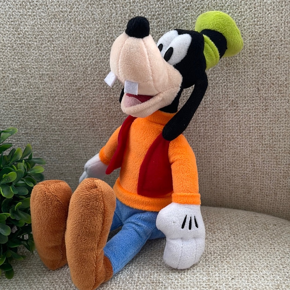 Disney 12” Goofy Plush toy